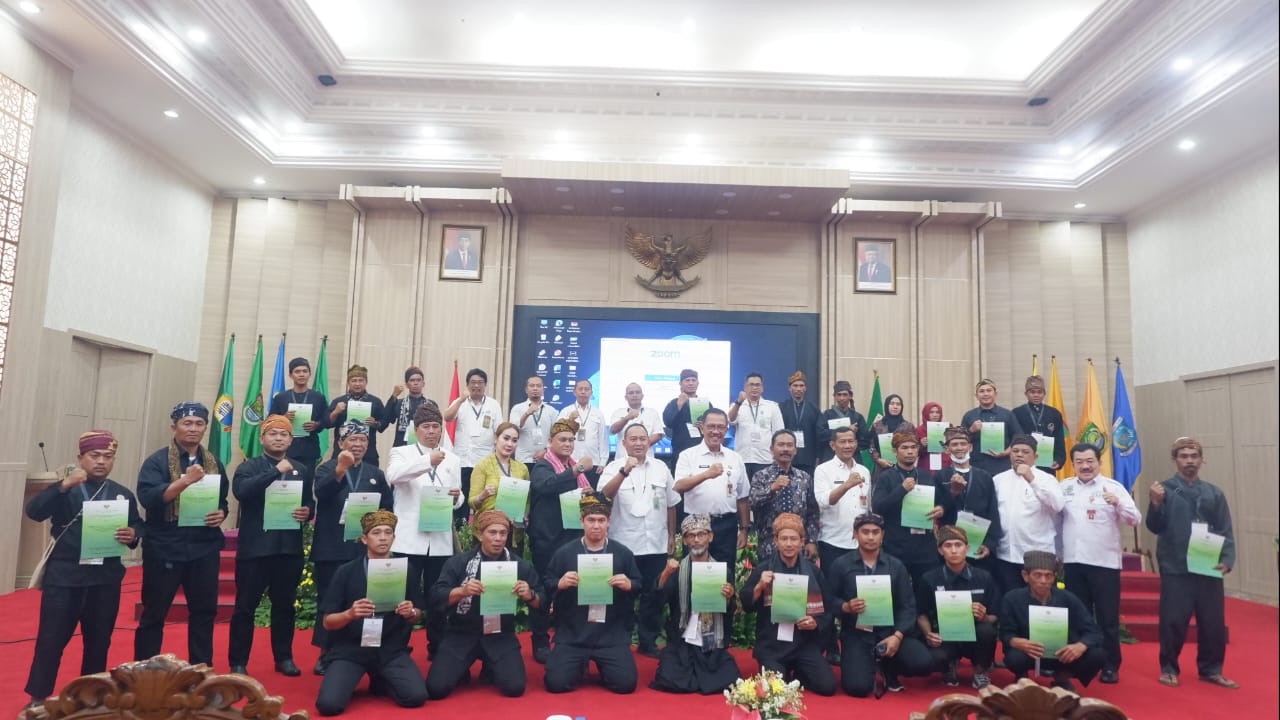 Masyarakat Adat Cisungsang, Cisitu dan Cibedug foto bersama usai penyetahan SK di Pendopo Gubernur Banten