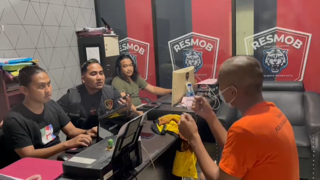Polisi Menginterogasi Pelaku Begal Di Kecamatan Curug, Kota Serang 