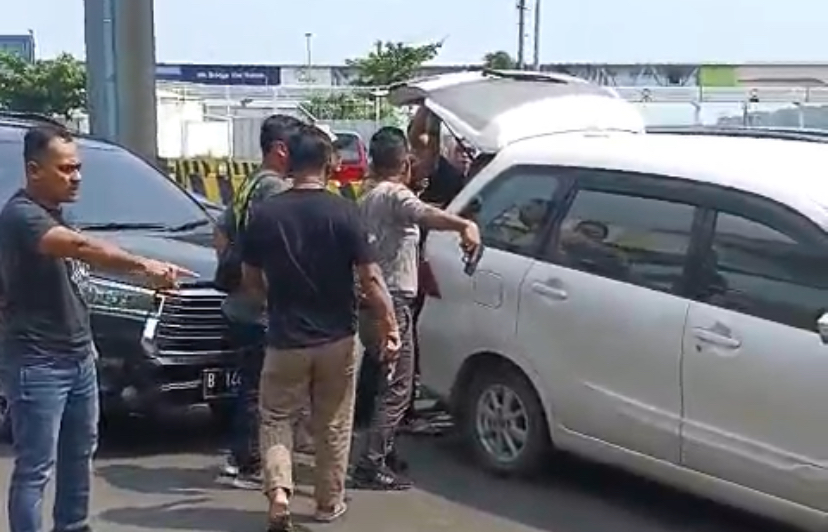 Sebenyak 22 Kilogram Narkotika Jenis Sabu-sabu, yang dibawa menggunakan  mobil minibus berwarna putih dengan Nomor Polisi B 1347 HFD berhasil diamankan Pihak Kepolisian.