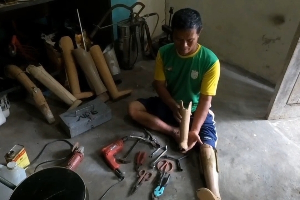 Bantu Seksama,  Penyandang Disabilitas Ini Produksi Kaki Palsu