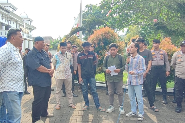Dana Desa Diduga di Inventalisir, Warga  Gerudug Kantor Bupati Pandeglang