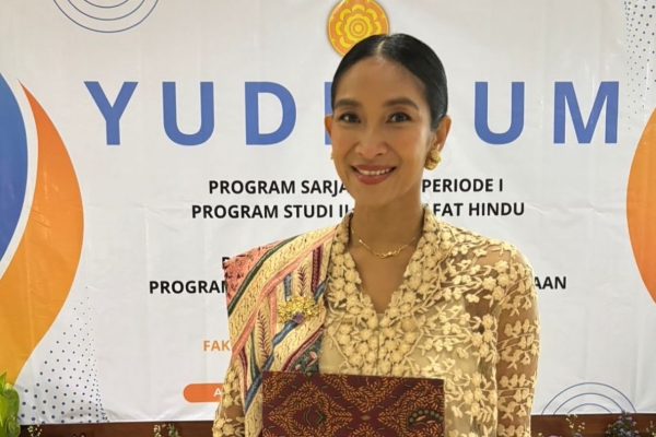 Lulus S1 Filsafat Hindu, Happy Salma: Semoga Api Pengetahuan Terus Menyala