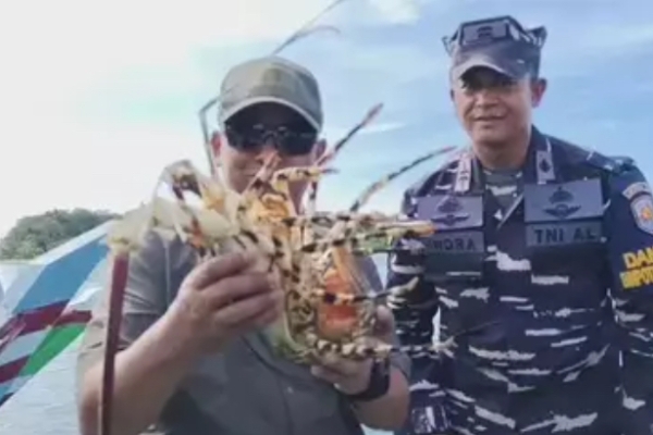 Pangkogabwilhan I dan Nelayan Tebar Lobster di Laut Pandeglang