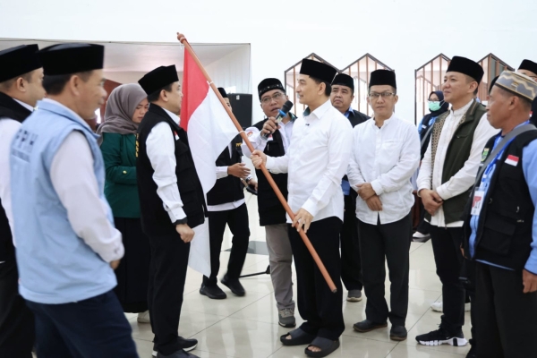 Pemorov Banten Serahkan Calon Jamaah Haji ke Panita Pondok Gede