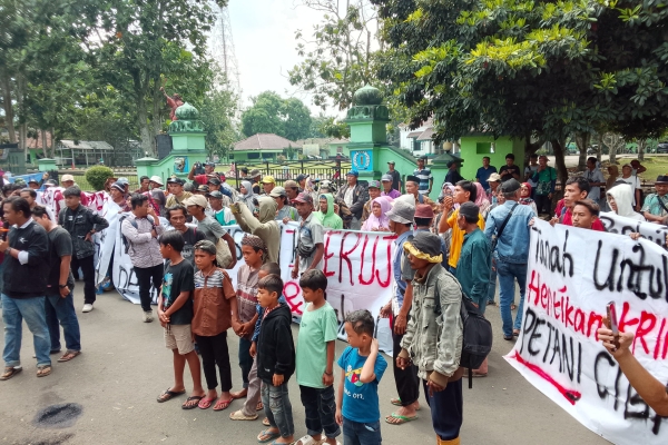 Tuntut Penyelesaian Konflik Agraria dengan Perhutani, Warga Cibaliung Demo Kantor DPRD Pandeglang