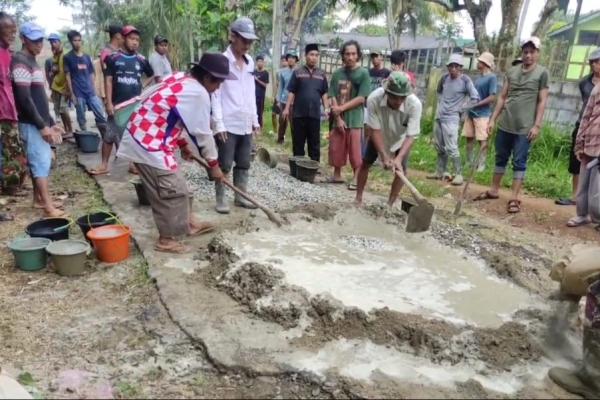 Warga Pandeglang Patungan Perbaiki Jalan Rusak