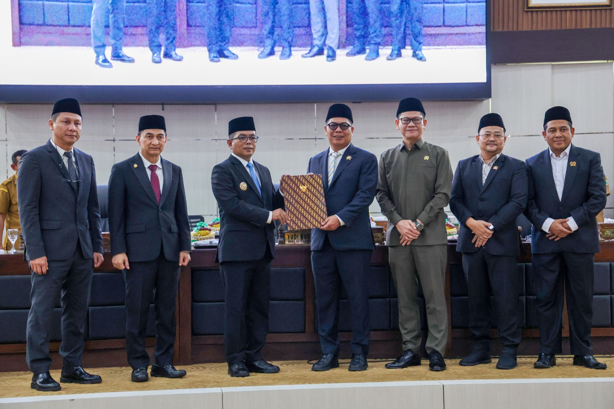 Andra Soni Sampaikan Nota Pengantar Raperda Penyertaan Modal Bank Banten