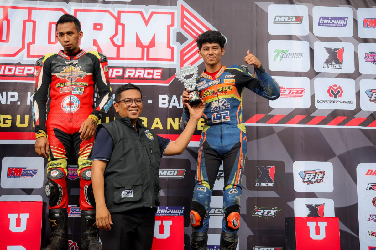  Gubernur Banten, Andra Soni melepas Kejuaraan Road Race Piala Gubernur Banten Daytona UDRM Independent Cup 2025 di Sirkuit Non Permanen KP3B Curug, Kota Serang, 