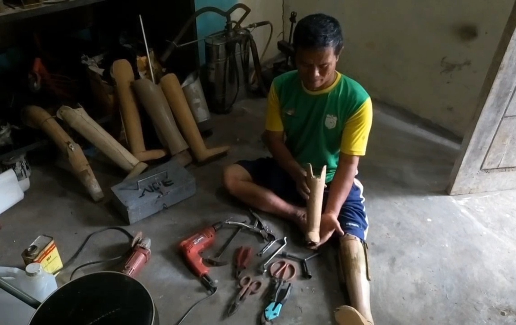 Ahmad Syahroni, Warga Desa Pagadungan, Kabupaten Pandeglang Banten, menjadi pengrajin kaki palsu sejak tahun 2005 lalu.