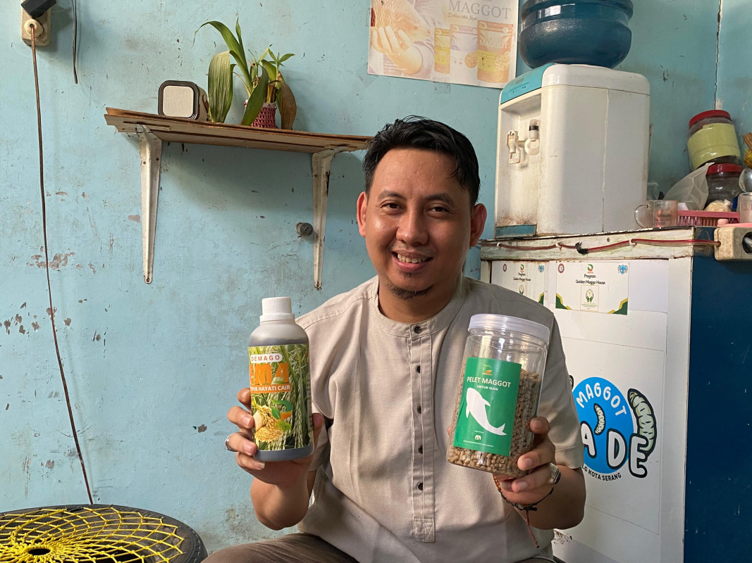 Founder bank sampah PPLG, Masrur Alawi saat menunjukan produk dari hasil pengolahan sampah organik menggunakan maggot dan sejumlah produk lainnya.