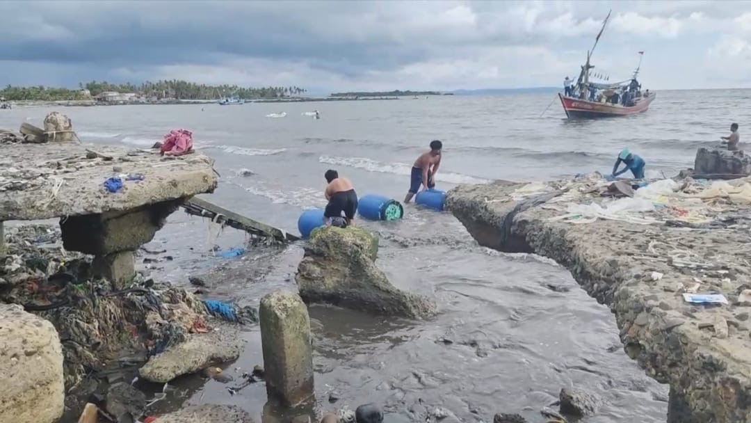 Para Nelayan Berusaha Menarik Kapalnya ke daratan usai melaut (Lenteranews.co.id/YusepAditya)