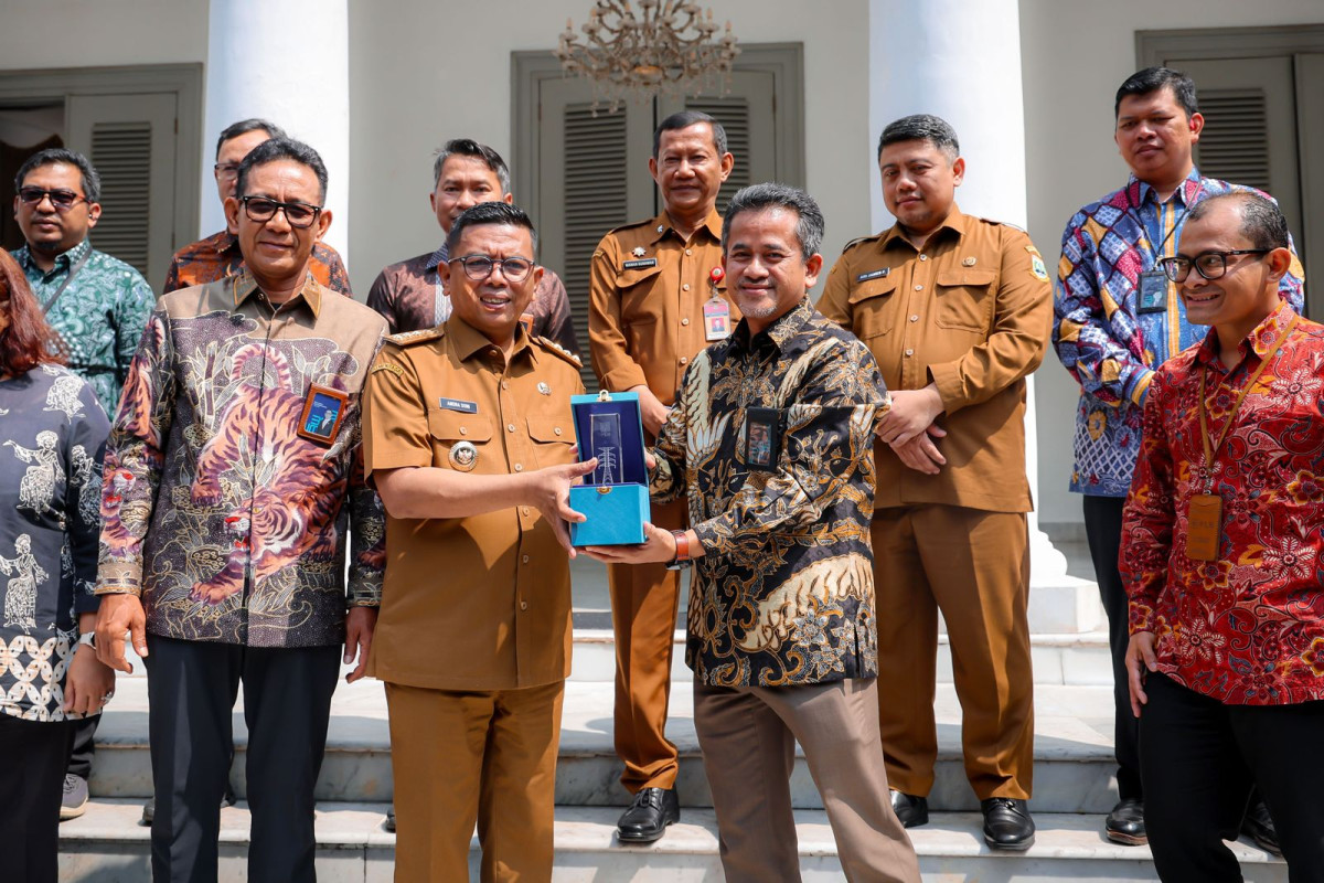 Gubernur Banten Andra Soni saat menerima General Manager Unit Induk Distribusi (UID) Banten Muhammad Joharifin bersama jajaran di Gedung Negara Provinsi Banten, Jl Brigjen KH Syam’un No. 5, Kota Serang, Selasa (6/5/2025).