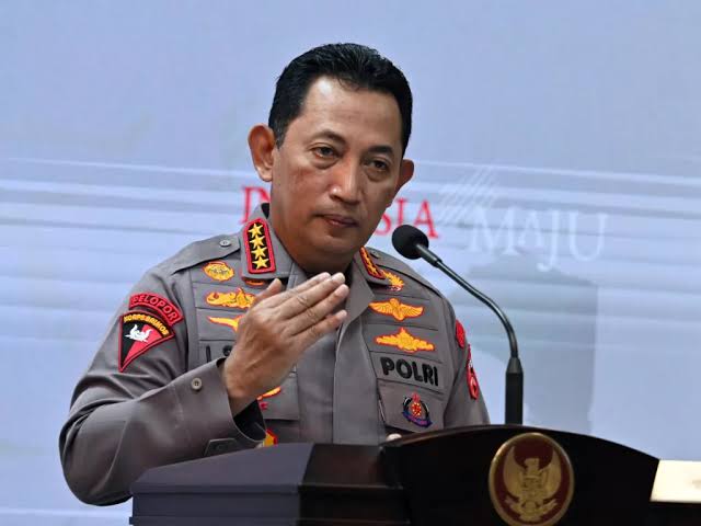  Kapolri Jenderal Listyo Sigit Prabowo menginstruksikan seluruh jajaran kepolisian agar lebih aktif hadir di tengah masyarakat dan segera menuntaskan isu-isu yang meresahkan, terutama premanisme.