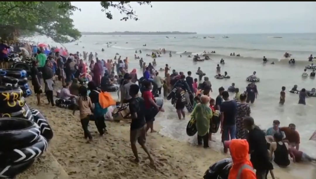 Libur Panjang, Kawasan Pantai Carita Dipadati Wisatawan