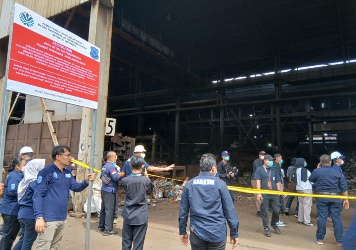 Dinilai Terbukti melakukan Pencemaran, Kementerian Lingkungan Hidup Menutup Operasi Dua Pabrik Peleburan Besi yang Berada di Tangerang, Banten.