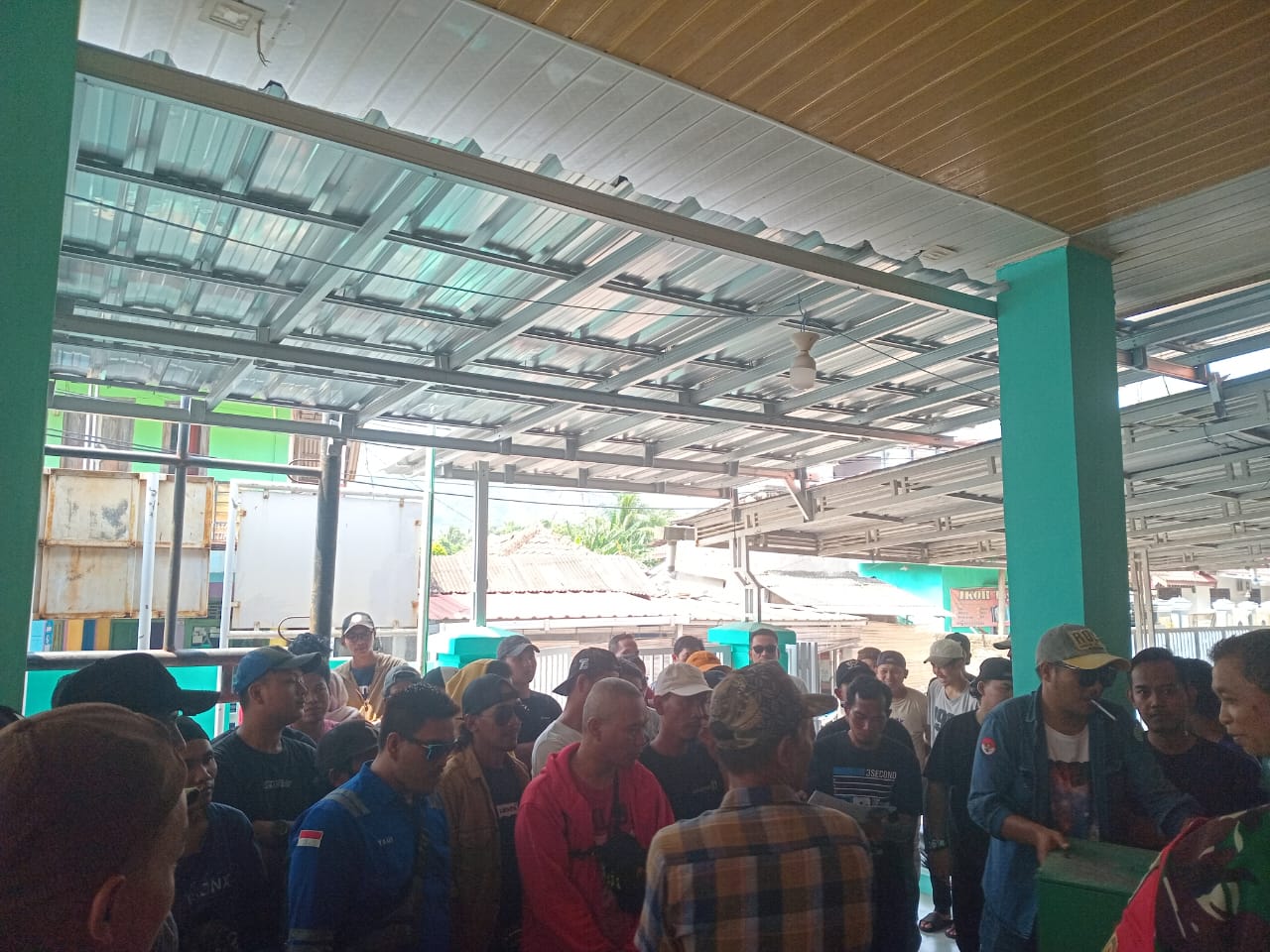 Warga Suralaya Melakukan Aksi Protes Terkait Minimnya Rekrutmen Tenaga Kerja