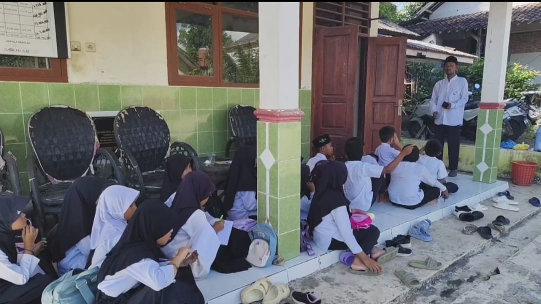 Miris! Belasan Siswa SDN Bojen 2 Harus Belajar di Teras Karena Kekurangan Ruang Kelas