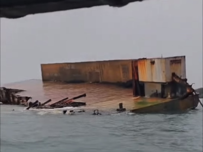 TB Titan 27/BG Titan 14 yang mengangkut batu bara sebanyak 7.000 metrik ton (MT) kandas di perairan Selat Sunda.