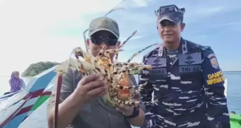 Pangkogabwilhan I dan Nelayan Tebar Lobster di Laut Pandeglang