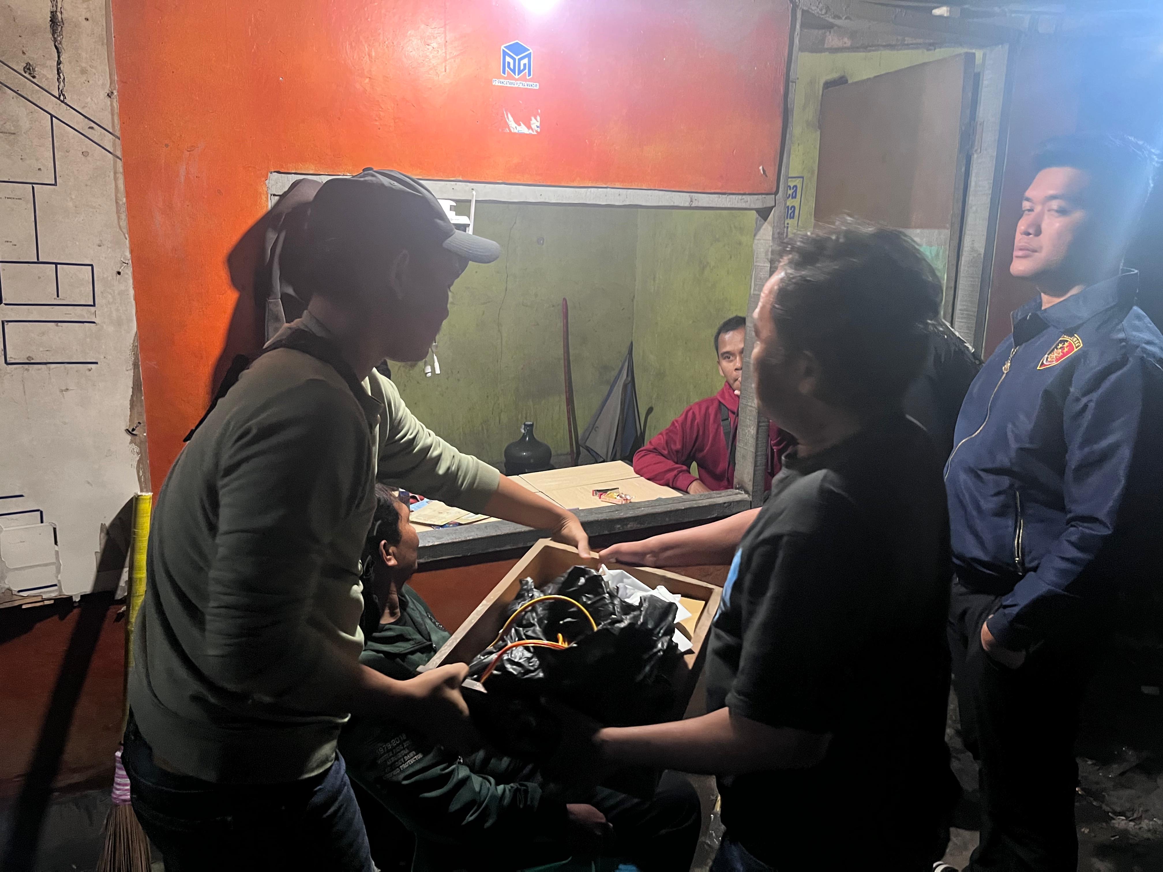 Tim Ditrektorat Kriminal Umum Polda Banten saat menangkap Para Pelaku