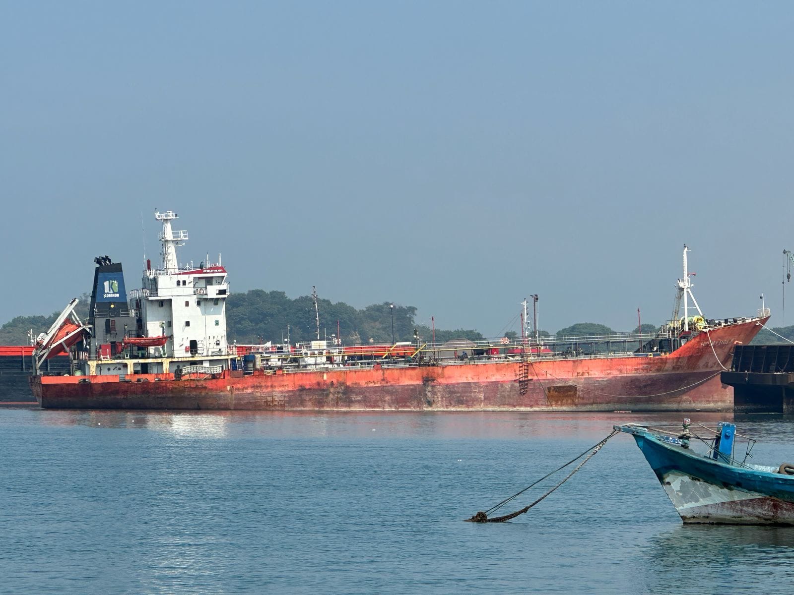Kapal Tangker MT Helmy Rejeki Sandar di TUKS Krakatau Shipyard