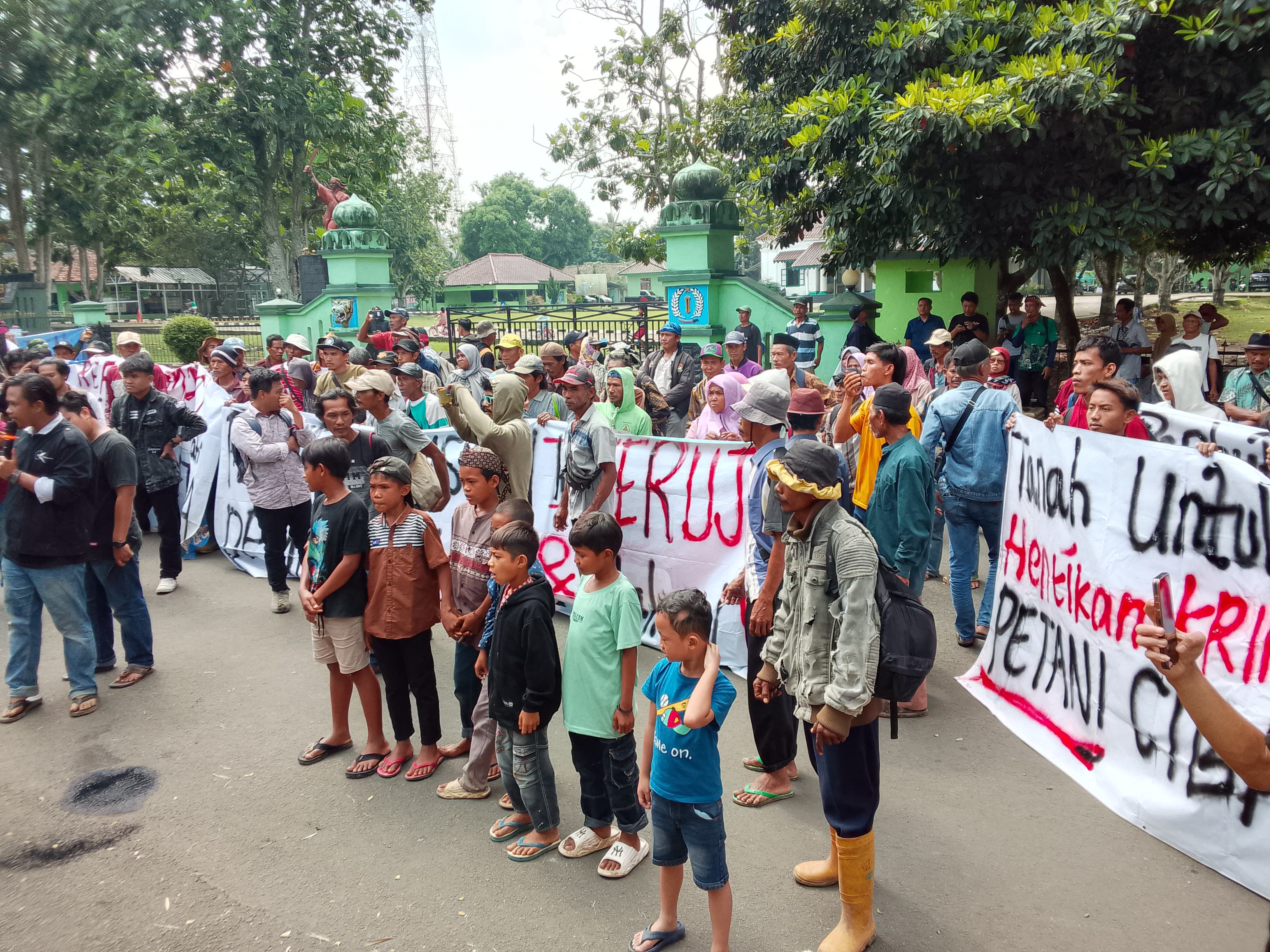 Tuntut Penyelesaian Konflik Agraria dengan Perhutani, Warga Cibaliung Demo Kantor DPRD Pandeglang