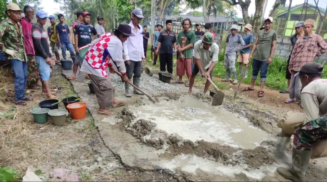 Warga Pandeglang Patungan Perbaiki Jalan Rusak