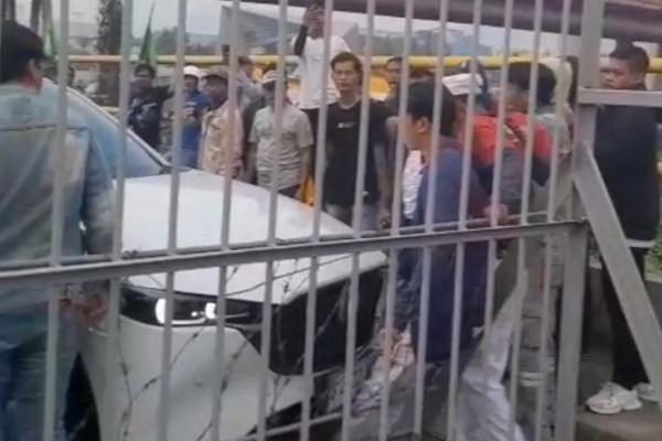 Anggota DPRD Cilegon Tabrak Buruh yang Sedang Melakukan Aksi Unjuk Rasa