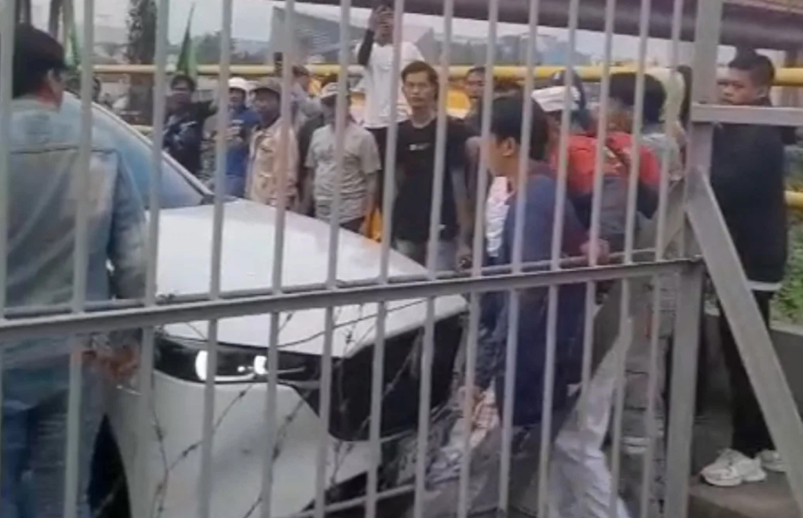 Anggota DPRD Cilegon Tabrak Buruh yang Sedang Melakukan Aksi Unjuk Rasa