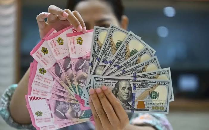 Mata uang dolar dan rupiah