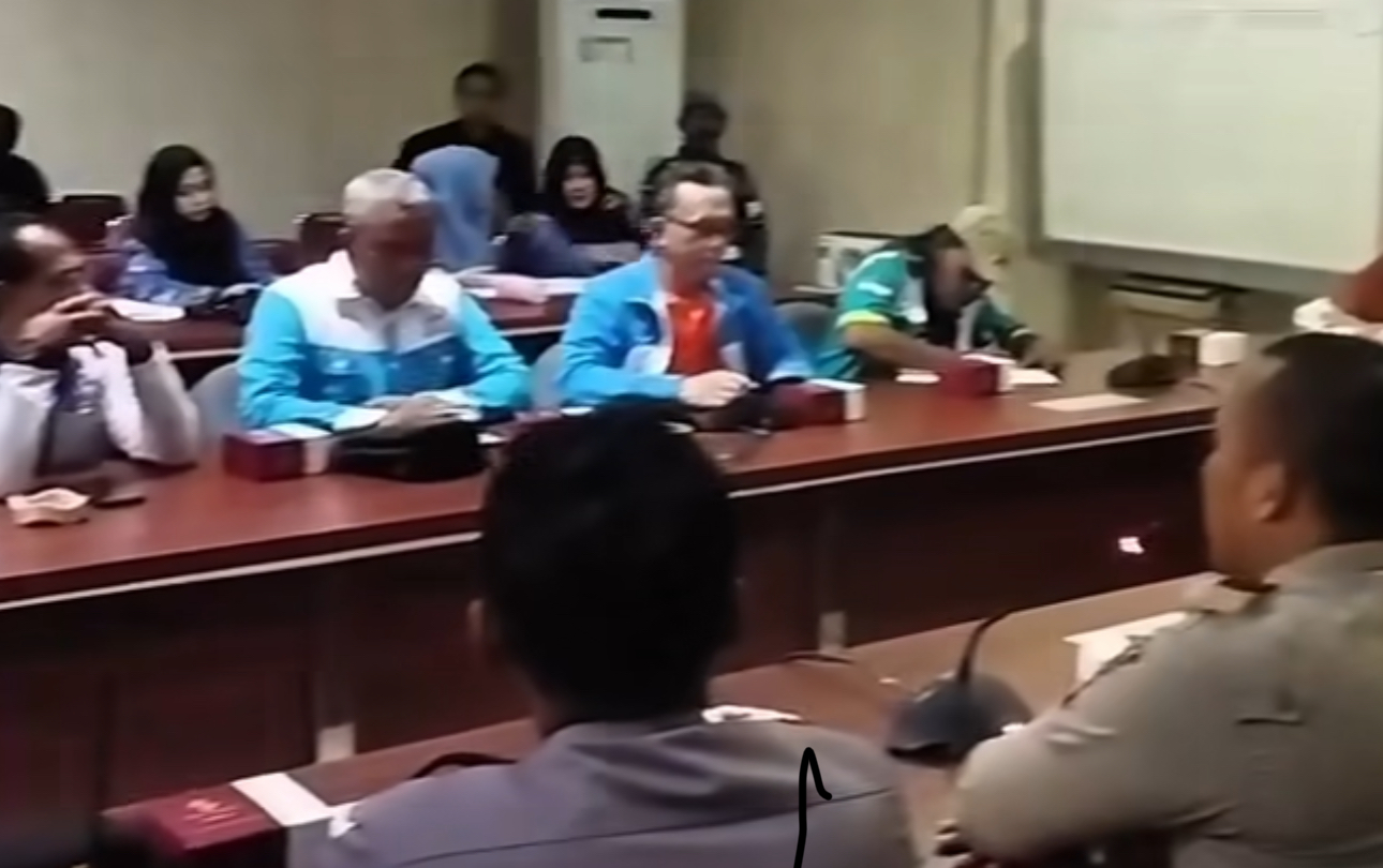 Ratusan Buruh Desak Hikmatullah Mundur dari Jabatannya