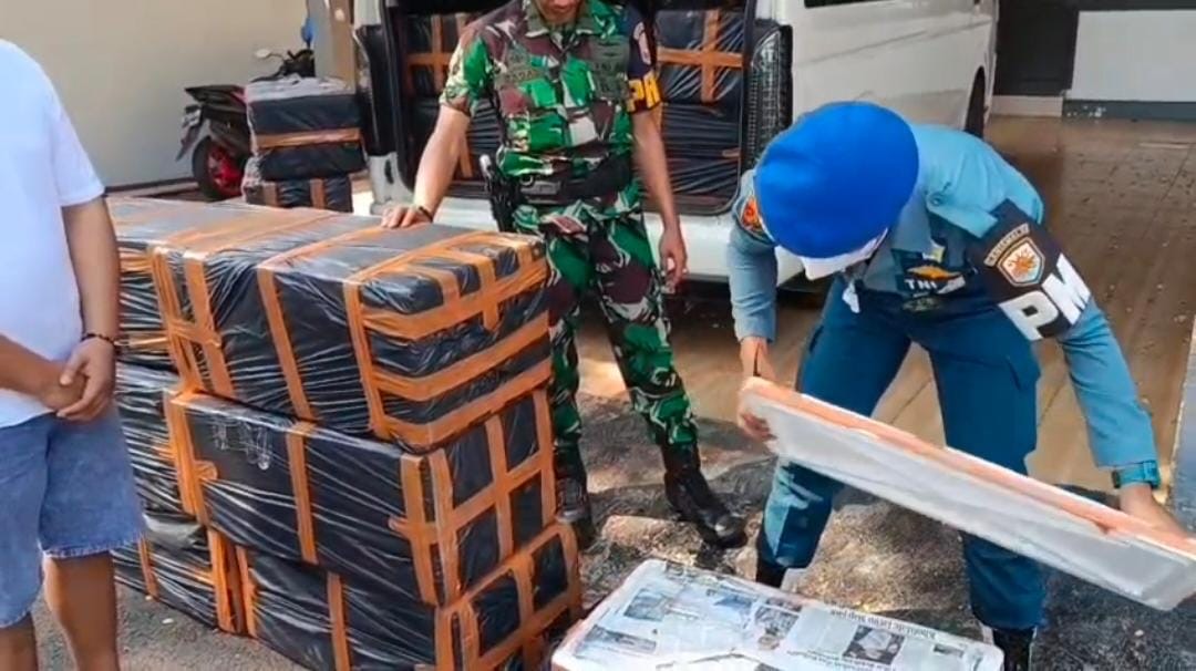 Petugas TNI Angakatan Laut (AL) Banten saat melakukan pemeriksaan terhadap mobil bermuatan Benih Bening Lobstrer