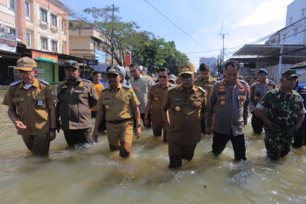 Gubernur Banten Tinjau Lokasi Banjir di Kota Tangerang