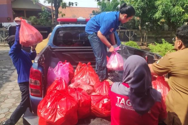 Pemerintah Distribusikan Bantuan Makanan Kepada Masyrakat Terdampak Banjir