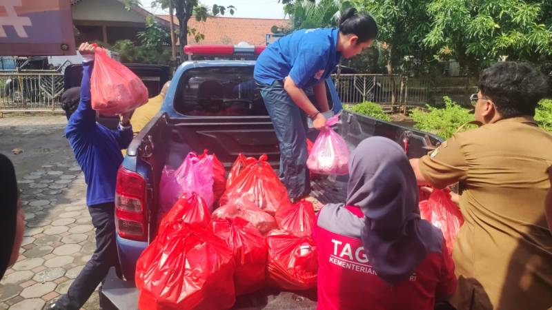 Pemerintah Distribusikan Bantuan Makanan Kepada Masyrakat Terdampak Banjir