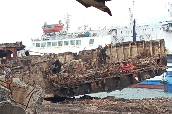 Selama 2 Pekan, Upah Pekerja Harian Lepas Pemotongan Kapal MV Golden Pearl Belum Dibayar