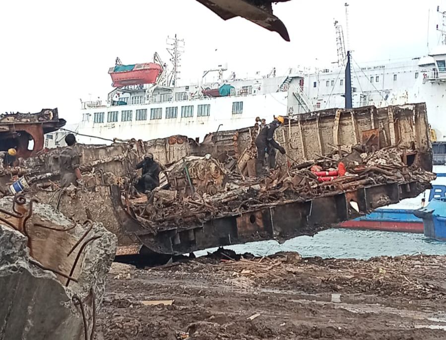 Aktivitas Pemotongan Kapal MV Golden Pearl 9 di Lahan Karya Putra Berkah yang berlokasi di Kp Solor Kidul, Desa Margagiri, Kec Bojonegara, Kabupaten Serang.