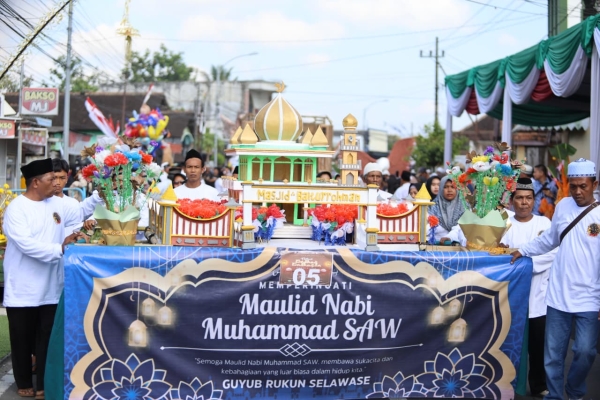 Perayaan Maulid Nabi, Warga Tebar Koin Senilai Rp.25 Juta Rupiah