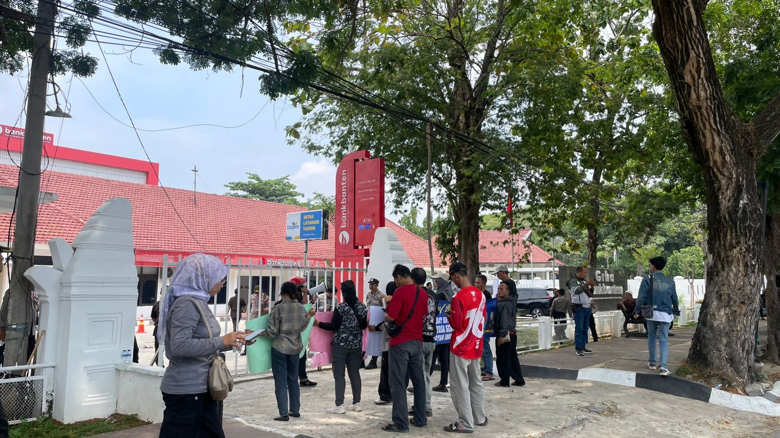 Massa Aksi Desak Gubernur Copot Komisaris dan Dirut Bank Banten