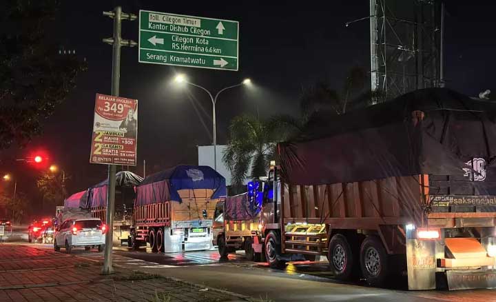 Truk Tambang Antre Mengular di Exit Tol Cilegon Timur